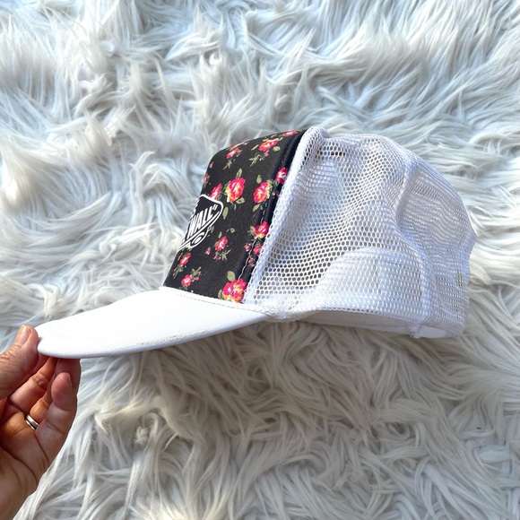 VANS Off the Walls Classic Mesh Adjustable Snap Back Trucker Hat by OTTO - Picture 3 of 9